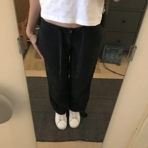 Svarta linne byxor - Säljer dessa lågmidjade svarta linnebyxor från h&m!!!!