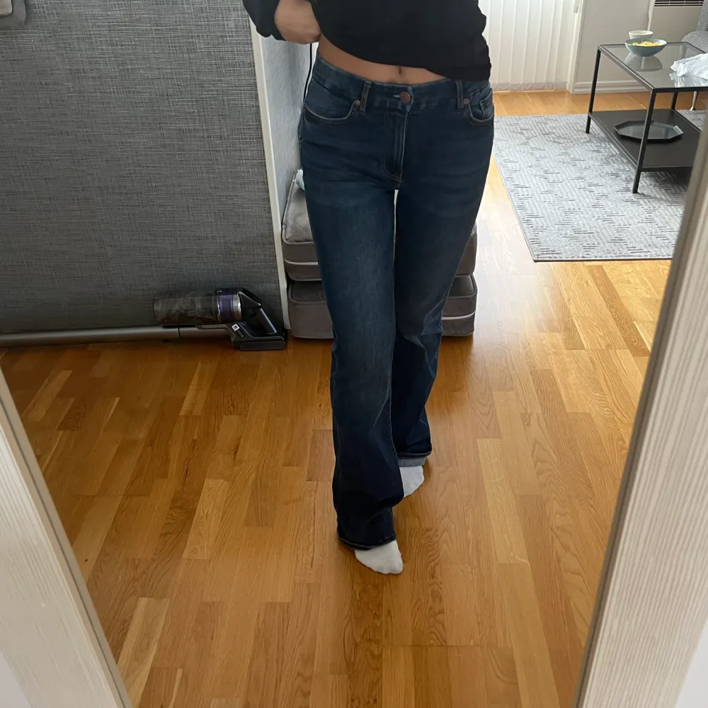 Ett par ursnygga mörkblåa lågmidjade jeans. Dessa är de skönaste jeansen jag ägt, de sätter sig så fint efter kroppen. Jeansen är i storlek S men kan även passa någon med M eller XS.. Jeans & Byxor.