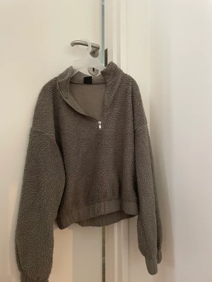 Teddy tröja - Jätte fin teddy tröja från Gina tricot .kommer tyvärr aldrig till användning. Storlek M