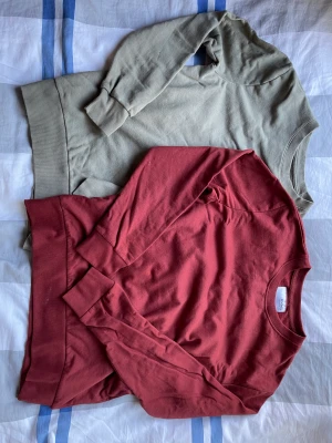 2 Crewnecks! - Säljer nu mina 2 crewnecks för de är för små! Bra skick på båda. Ni får en för 45kr eller båda för 80kr! Kolla gärna resten av min profil! Håller på och garderobränsa. Skickar gärna flera produkter i samma paket!