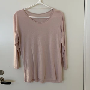 Ljusrosa långärmad tröja - Basic men snygg ljusrosa långärmad tröja, Nyskick Står ingen storlek men skulle uppskatta det till en M/L 
