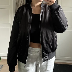 Bomberjacka  - En oversized bomberjacka köpt för 600kr, är i bra skick! 