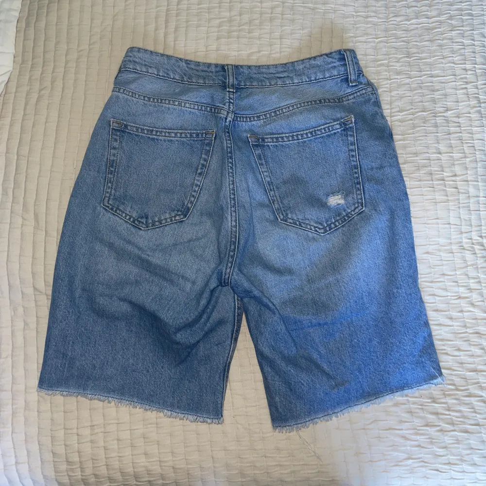 Jättefina jeansshorts från HM storlek 38! Dessa har varit mina favoriter men har tyvärr blivit för små. Hör av er vid frågor💕. Shorts.