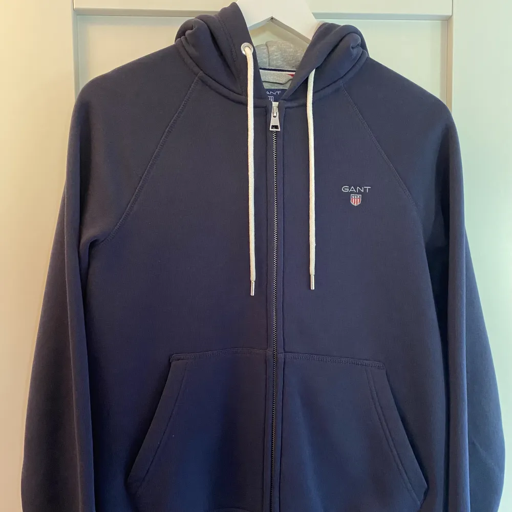 GANT hoodie i fint skick, utan slitage och märken. Tjock och varm, passar perfekt för hösten. . Hupparit & Collegepaidat.