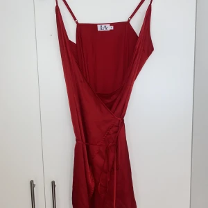 Kortklänning från NA-KD x Linn Ahlborg - En kort omlottklänning från en av Linn Ahlborgs kollektioner med Nakd❤️