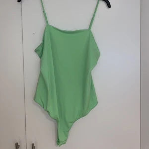 Grön body  - En neongrön body i string, knappt använd 💚