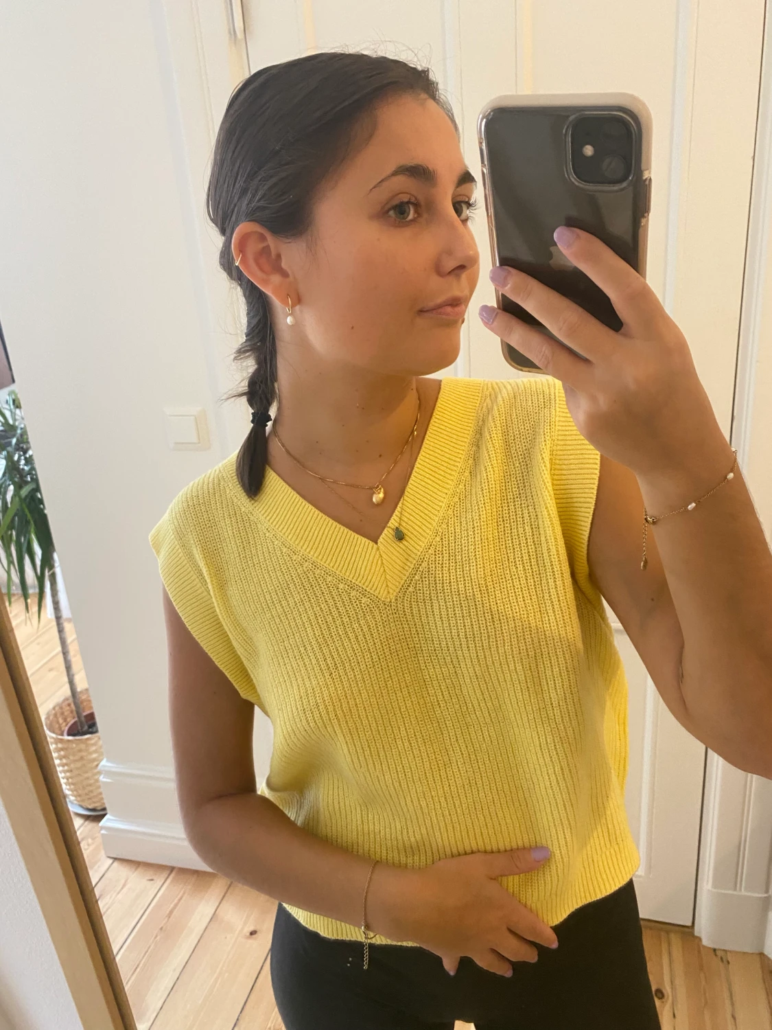 Gul stickad väst  - 90