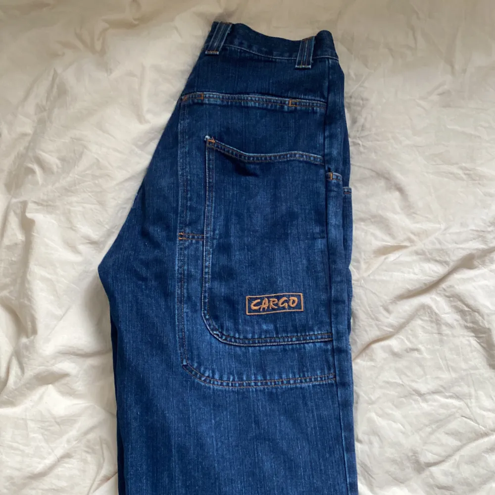 Baggy cargo jeans med jättestora fickor. Avklippta och lite slitna längst ner.. Jeans & Byxor.