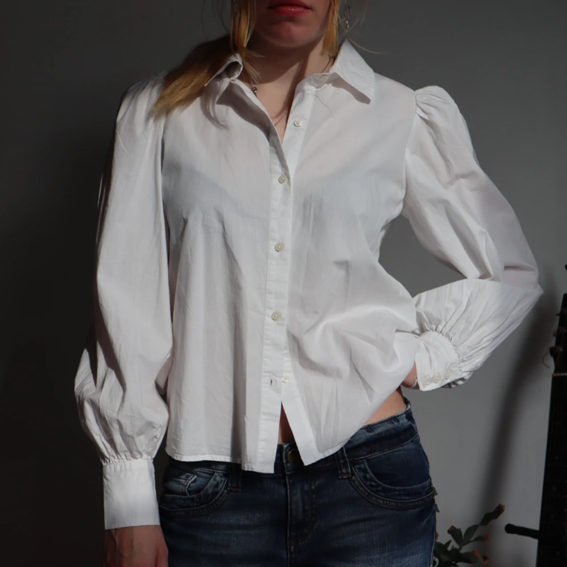 Vit skjorta med ballong ärmar