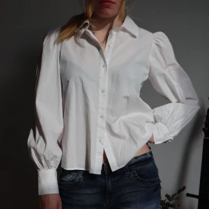 Vit skjorta med ballong ärmar - Vit skjorta från BikBok med ballong ärmar. Perfekt skick! Säljer då jag ej använder längre 👀