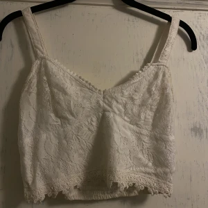 Spetslinne - Kort spetslinne. Bra skick. Strl xs