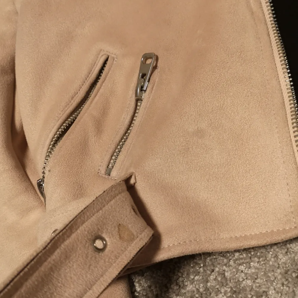 En supersnygg bikerjacka i mockaaktigt material och i en fin ljusrosa färg. I storlek XS från Zara basic. (har en liten fläck vid skärpet, bild 2). Takit.