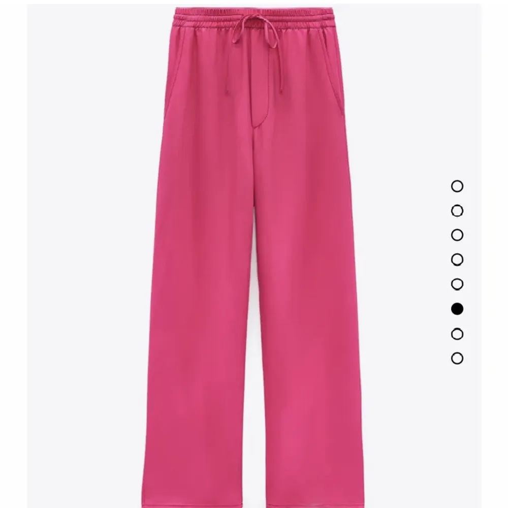 Superfina rosa byxor från Zara som har använts av mig endast 3 gånger. Skulle säga att de passar någon som är mellan 155-160. Det är en starkare rosa färg än vad som visas på bilden. Perfekt skick!💗. Jeans & Byxor.