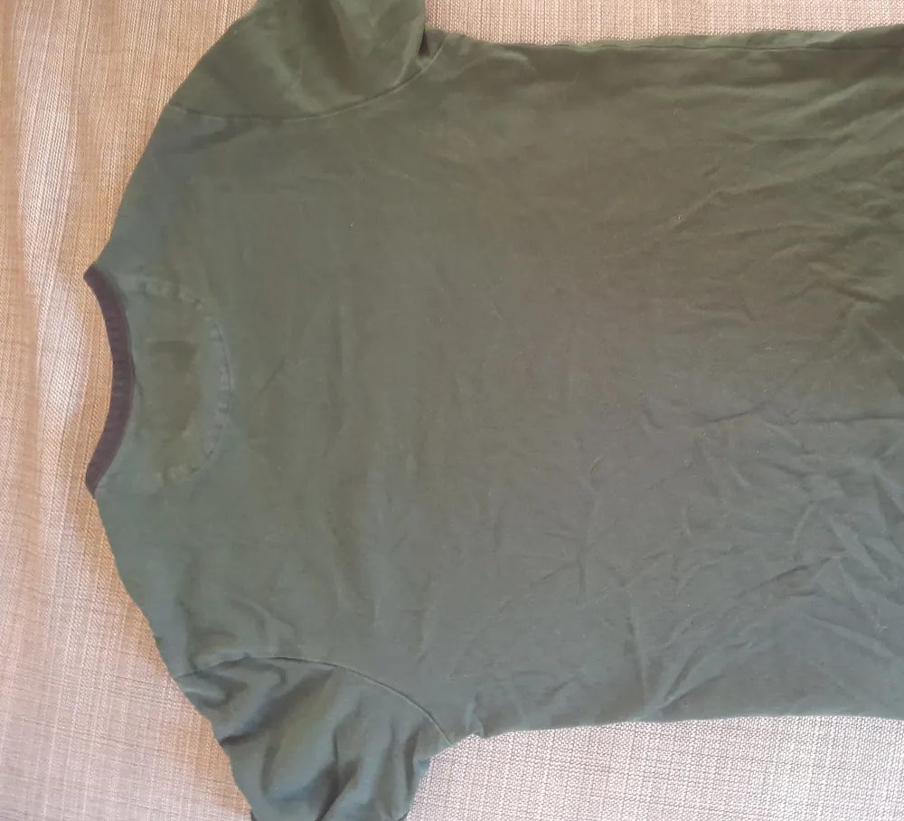 En mörkgrön Lyle&Scott T-shirt i väldigt bra skick, använd ett fåtal gånger!. T-shirts.