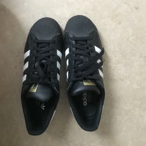 Adidas superstar - Säljer mina svarta superstars! Har använt 8 gånger! Pris kan diskuteras 