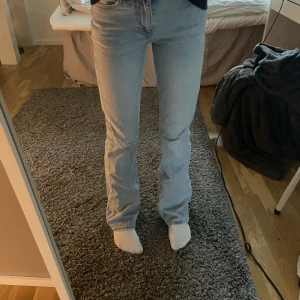 Jeans - Ljusblå jeans från ginatricot Superfint skick och jättesnygga.  Säljs pga att det inte kommer till användning.  Nypris 499kr Mitt pris 299kr