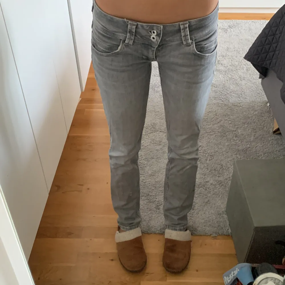 Sååå ledsen att jag behöver sälja dessa, mina absoluta favorit jeans från Pepe jeans med snyggaste gråa färgen och så snygga i midjan!!! Köpta för 1000kr säljer för minst 650kr beroende på efterfrågan✌️. Jeans & Byxor.