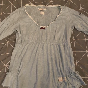 Odd molly tröja - Säljer nu min otroligt fina odd Molly tröja! Säljer då jag inte använder den tyvärr! Den är endast använd 2 gånger så den är i bra skick. Trycket på armen och allt är kvar så det finns inga defekter! Hör av dig vid frågor eller intresse💕