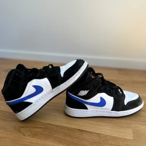 Air Jordan 1 Mid GS ‘Black Racer Blue’ - Bra skötta jordans! Köpta för 2800kr