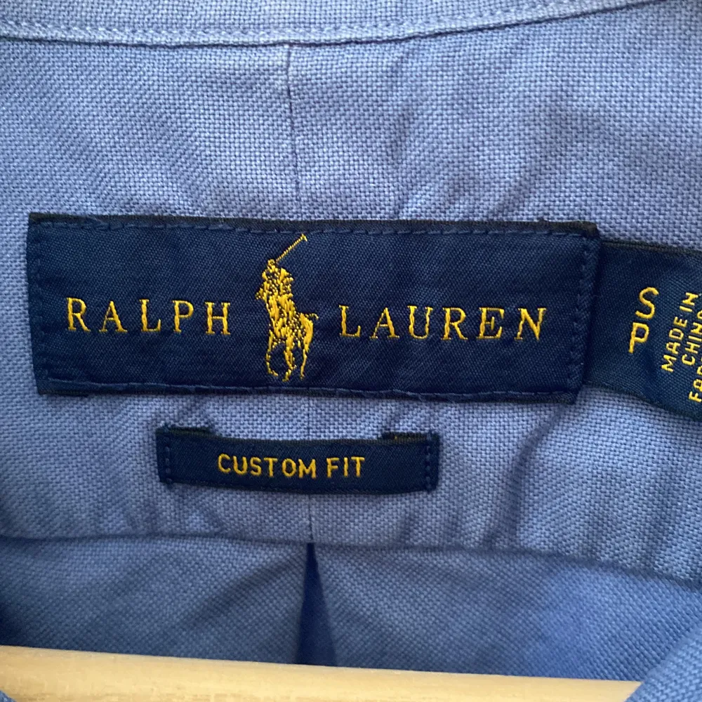 Fin skjorta från Ralph Lauren, använd ett par gånger men i fint och gott skick. Skjortan är i storlek S men kan dock användas om du är storlek Medium. . Skjortor.