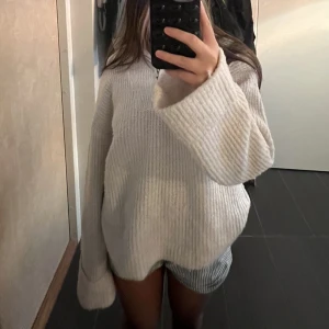 Stickad tröja  - Stickad half zip från PULL&BEAR i storlek S. Använd en handfull gånger💗⭐️