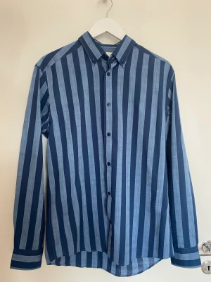 This glory days, skjorta - Strl: M Använd ett fåtal gånger, som ny. 