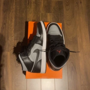 Jordan 1 mid ”shadow red” - Använt dessa skor Max 3 gånger Pris kan diskuteras  