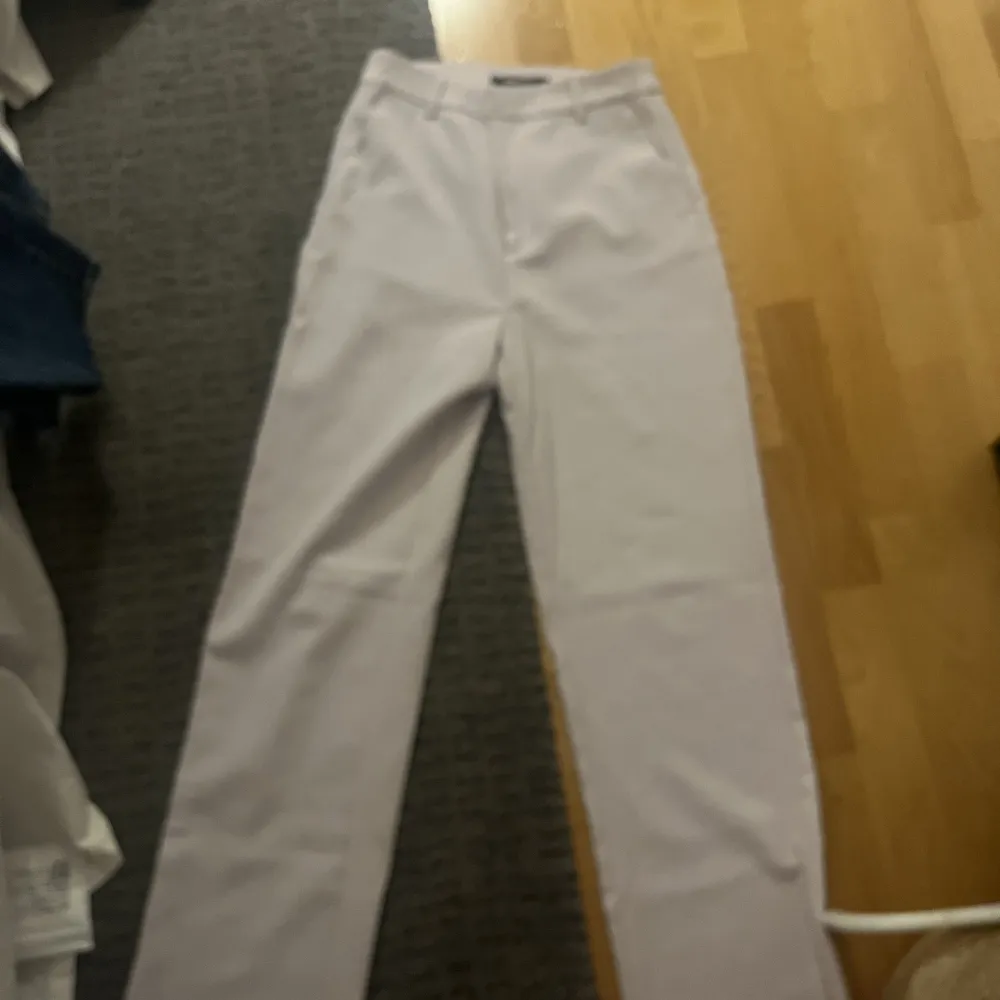 Ljus rosa/lila kostymbyxor från ginatricot  Sällan använda  Strl 36. Jeans & Byxor.