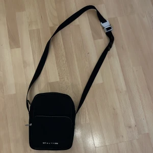 Alyx 1017 Väska - Assick alyx sidebag, denna är från ss20 och säljes inte längre på deras hemsida, köpt på grailed så kvitto därifrån men kan också komma med fler detaljerade för LC även fast den e real, riktigt opium men också lite orten 😳 (skoj) riktig stilren! 