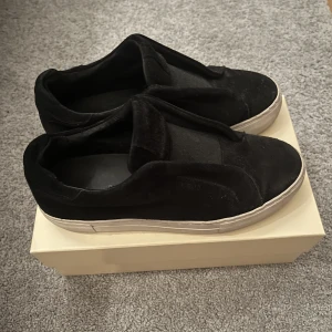 Axel arigatos 360 laceless  - Hej. Jag säljer dessa fina och populära axelarigtos, dom är i fint skick och allt og medföljer. Inköpa på nk i Göteborg för 2550