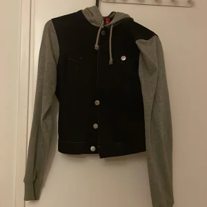 Höstjacka - Fet Höstjacka från 2015!! Jättebra skick och säljer pga för liten!💞 original pris runt 200-300kr men säljer för 200💗