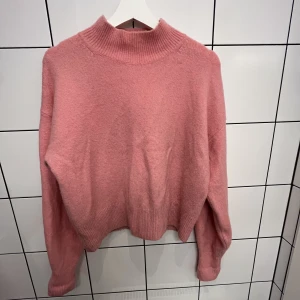 Rosa stickad tröja  - Super söt rosa stickad! Knappt använd men pris går att diskutera💞
