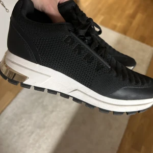 Sneakers med guld detaljer  - Knappt använda. Fint skick!