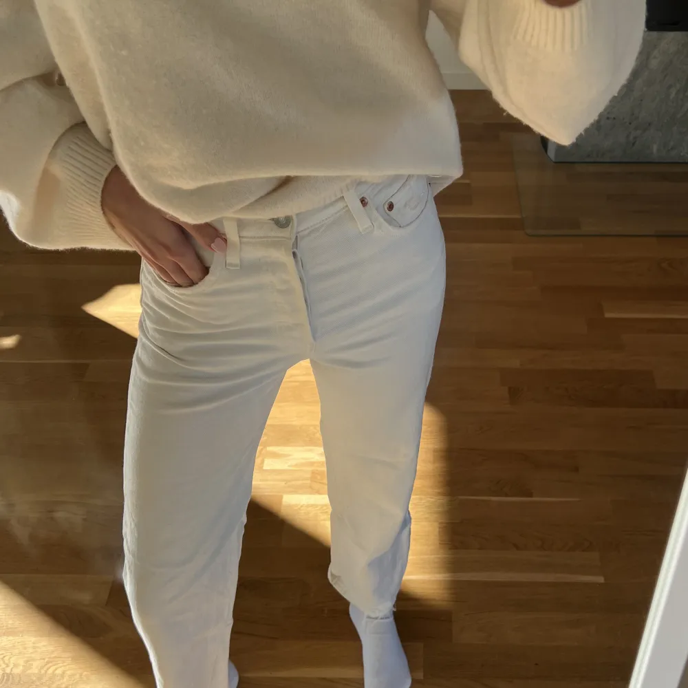 Vita Levis jeans i modellen ribcage straight! Storlek W24/L32. Helt vita så i bra skick!🤍. Jeans & Byxor.