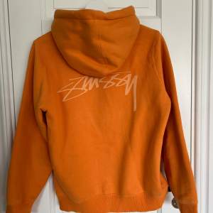 Snygg stussy hoodie, storlek M men tycker storleken sitter mer som S.