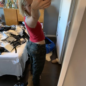 Militärbyxor  - Skiiit snygga militär braxor som går att dra åt både i midjan och vid anklarna, lågmidjade och med fickor som detaljer. Obs! Saknar första knappen uppe. 