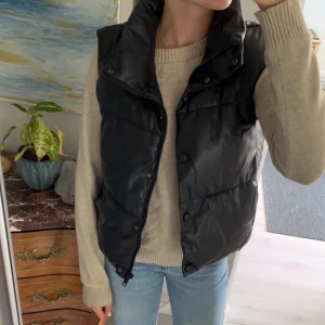 Zara väst  - Säljer denna fina zara väst då ja inte använder den längre, den har en liten slitning på en av knapparna som ja tog bild på men annars bra sick, kom privat för funderingar💕
