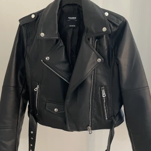 Skinnjacka  - Superfin skinnjacka från Pull&Bear. Använd ca 3 gånger så i mycket fint skick! Storlek M men väldigt liten så skulle säga XS-S. Bara att skriva vid frågor, pris kan diskuteras! 