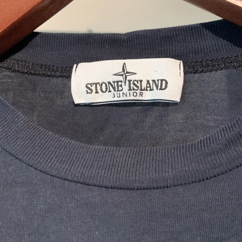 En mörkblå t-shirt från märket Stone Island.. T-shirts.