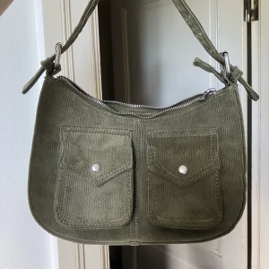 Brandy Melville väska - Säljer den här snygga olivgröna handväskan från Brandy Melville. Aldrig använd och som ny!💞