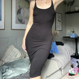 Tajt klänning - Tajt ribbad klänning, knälång. Storlek XS från Bikbok. 