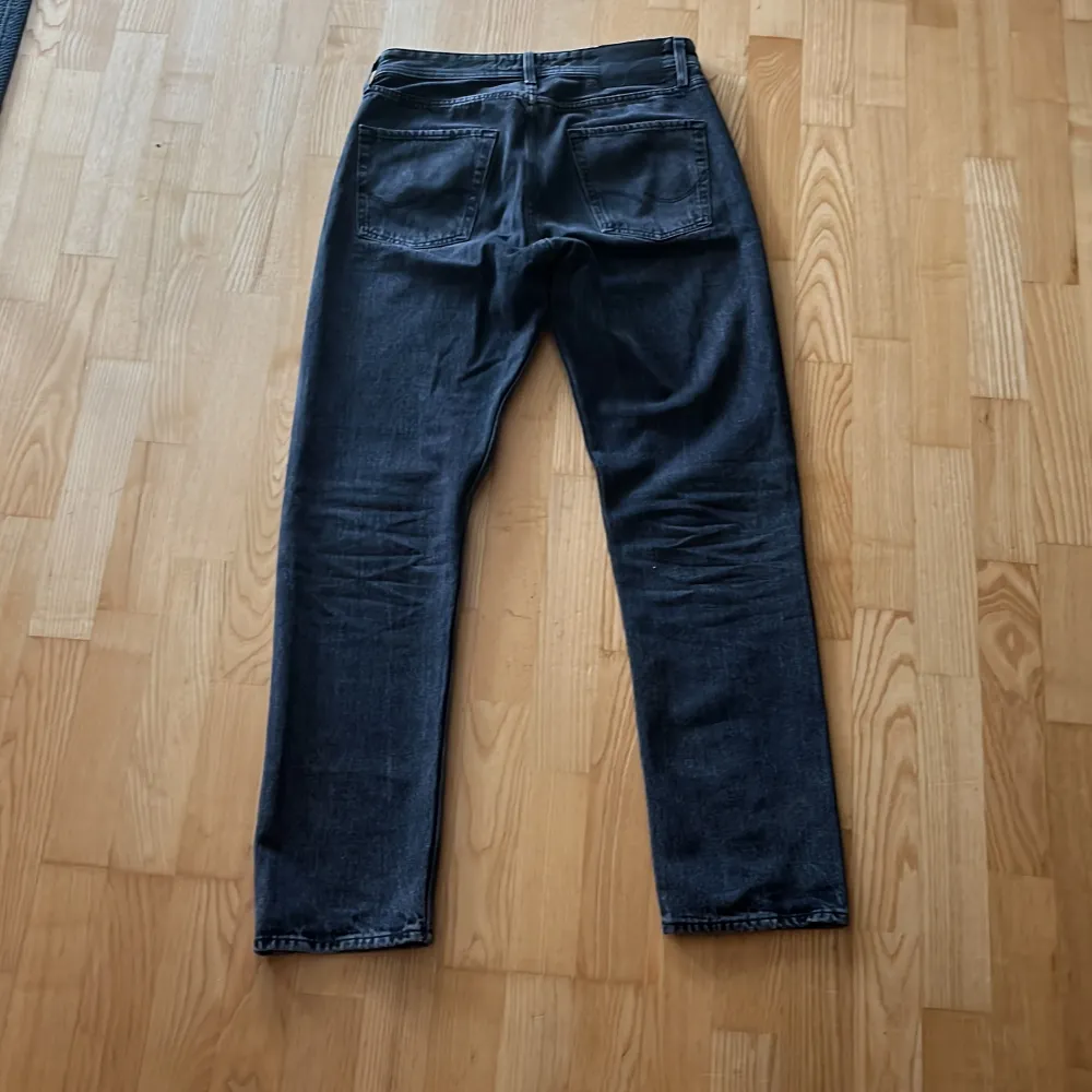 Tjena! Säljer nu mina svarta Jack & Jones jeans i storleken 31/34. Modellen är loose/chris. Är bara använda ett fåtal gånger och är i ett väldigt bra skick. Hör av dig vid fundering, pris kan diskuteras. Jeans & Byxor.