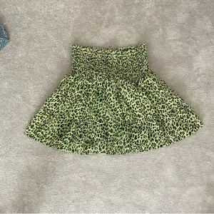 Säljer denna fina gröna mönstrade volangkjol 💚⭐️ Den är från kapphals barnavdelning och är i storlek 140 men passar mig som är S. Skulle säga att den passar XS/S 🎀