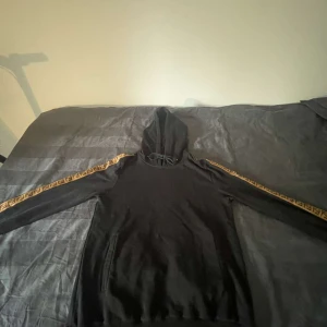 Fendi dress  - Här säljs både byxorna och tröjan. Storlek M i både byxorna och tröjan passar säkert S också. Ser ut som nytt. Skriv för mer bilder