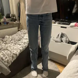 Mid waist jeans från zara i storlek 34, nästan aldrig använt. 