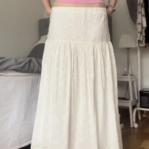 Vit långkjol - Säljer min superfina broderi-långkjol då den inte kommer till användning! Perfekt inför skolstart❤️‍🔥för referens är jag 173cm