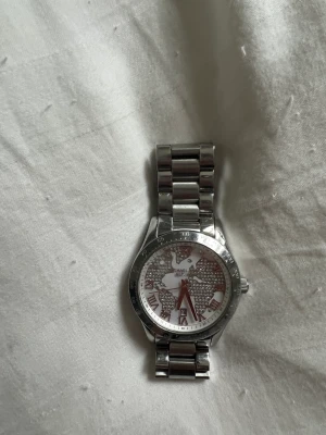Michael kors  - Michael kors layton klocka. Världskarta med strass säljes. 