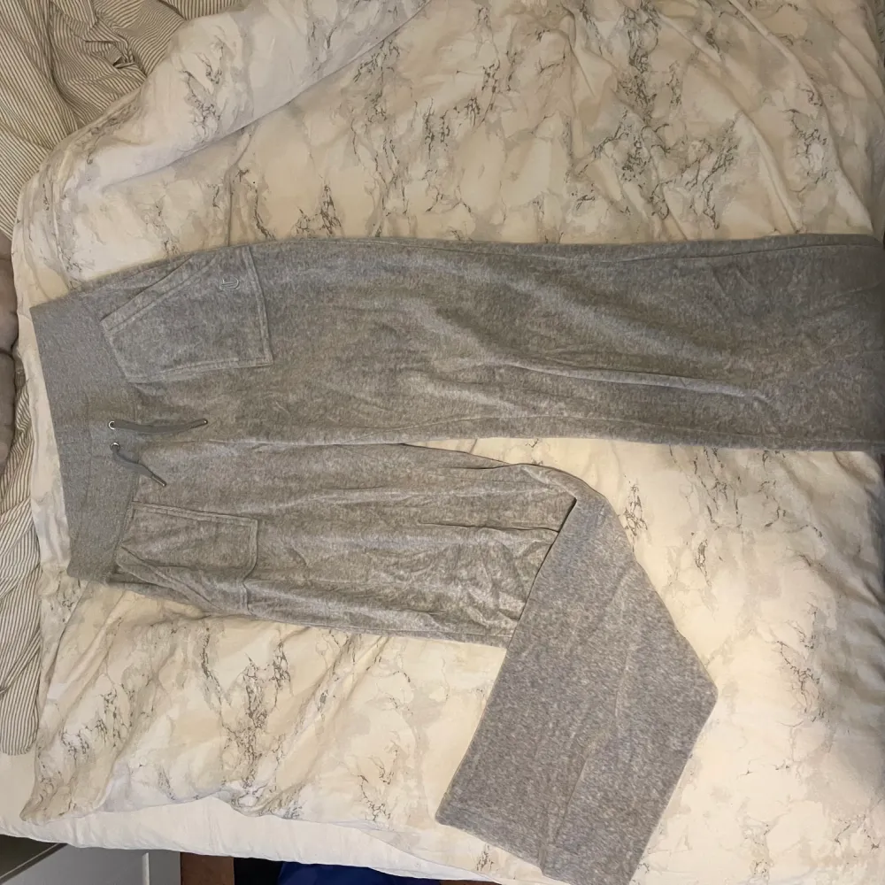 Juicy byxor i färgen grå, dom är knappt använda och har ett gott skick. Jeans & Byxor.