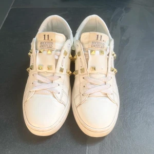 Valentino Rockstud sneaker - Jag säljer mina valentino sneakers, de är använda men är i bra skick, de är i storlek 37