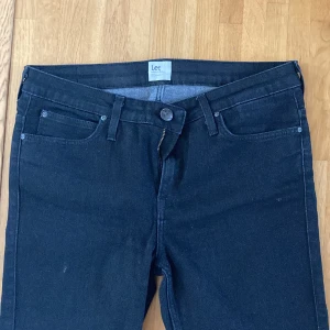 Hel svarta Lee jeans W31 L31 - Knappt använda Lee jeans. De ser blåa ut på bilden men de är svart svarta. Hör av er vid frågor